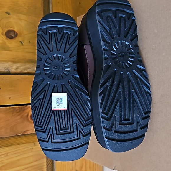 Ugg boots brown leather NWT - Picture 3 of 8